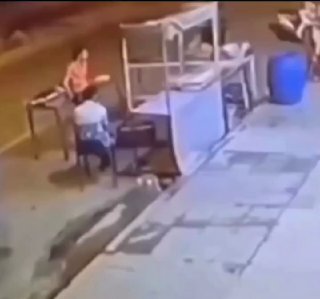 ویدیو وایرال شده و پشم ریزون از برخورد یه نیسان آبی بدون باربند بدلیل سرعت بسیار بالا با چند نفر از مشتریان دستفروش خیابانی تو شهر ارومیه!😳😐

بهترین پست‌ها در کافه بهترین👇

🆑  💯