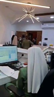 پزشکی که کلیپ بالا رو تو پیجش قرار داده بود و دست یه سری پزشکای زیبایی شارلاتان ‌رو، رو کرده بود

همه کار کردن که اون ویدیو رو پاک کنه ....
خودتون ببینید

این افراد چه درآمد های عجیبی از این راه دارن که اینطور دارن به آب و آتش میزنن که دستشون رو نشه😵‍💫

‌🆔  💯