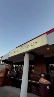 چون آمریکا کشور مصرف گرایی‌عه و هزینه خدمات و نیروی انسانی خیلی بالاست!! یعنی صاحب این مغازه اگر قرار بود چند تا کارگر استخدام کنه و ماشین کرایه کنه تا این پیانو ها رو جابجا کنن هزینه تموم شدش‌ احتمالا بیشتر از ارزش این پیانوها درمیومد!!!

+قیمت پیانو تو ایران یجوریه که الان واسه من ميصرفه يه بلیط رفت و برگشت به آمریکا بگیرم یکیشو بردارم بیارم ایران😂

🆔  💯