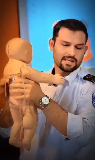 خیلیا فکر می‌کنن وقتی بچه رو بالا و پایین میندازن ، اون داره ذوق میکنه؛اما در واقع داره میترسه ..

اون حس “دل‌خالی شدن” باعث ترشح هورمون استرس (کورتیزول) میشه و حتی ممکنه به ستون فقراتش آسیب بزنه 😢

‌🆔  💯