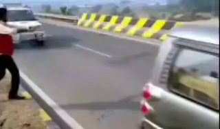 باز هم بی اعتنایی به جاذبه، باز هم زیر سوال بردن مرحوم نیوتن...😄

🆔  💯