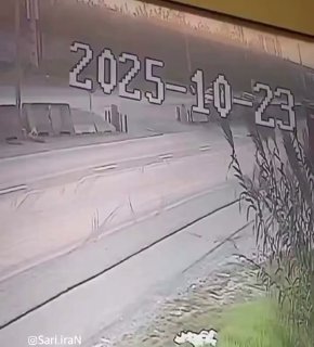 سعی کنید همیشه با سرعت پایین رانندگی کنید چون امثال این احمقا زیادن که یهو وسط جاده هوس می کنن بپیچن😐🤦‍♂

یک خانواده به همین راحتی عزادار شد.

این مادام العمر باید از روندن حتی گاری هم منع شه

‌🆔  💯