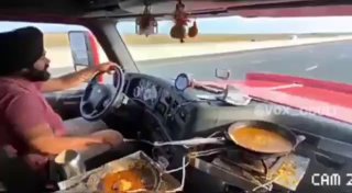 تصادف وایرال شده تو آمریکا توسط یه مهاجر غیرقانونی که داشت پشت فرمون آشپزی میکرد!
‌
+وقتی مثل پشکل پناهنده و مهاجر میپذیری، درواقع سطح زندگی و حتی امنیت بقیه شهروندان را بخطر می اندازی

🆔  💯